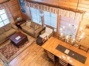 an overhead view of a living room with a table and couch at Holiday Home Ylläskaira a by Interhome in Äkäslompolo +19 photos