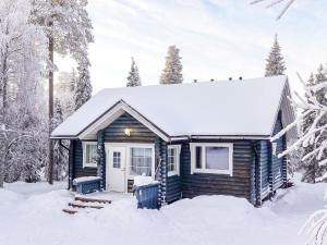 a log cabin in the snow at Holiday Home Isopyhänmaa by Interhome in Salla