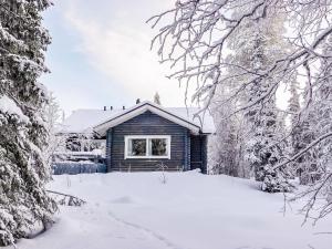 a log cabin in the snow at Holiday Home Isopyhänmaa by Interhome in Salla