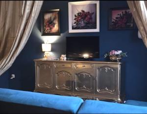 a living room with a tv on top of a dresser at Gästezimmer vom Restaurant Saustall in Mestlin