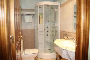 Łazienka w obiekcie Hotel Rural Venta Del Alon