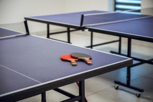 tre tavoli da ping pong con sopra dei redipper di Hotel MADRID a Krzemionka
