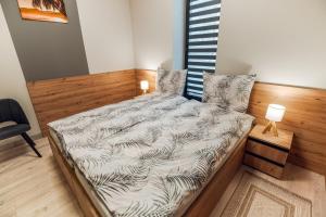 una piccola camera da letto con un letto e un comodino di Hotel MADRID a Krzemionka Altre 17 foto