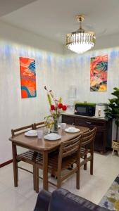 a dining room with a table and chairs and a kitchen at Homestay Tysha in Kampong Pulau Sebang