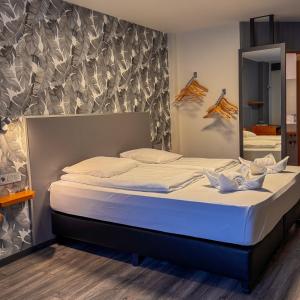 RAVeL Hotel Cyrano tesisinde bir odada yatak veya yataklar