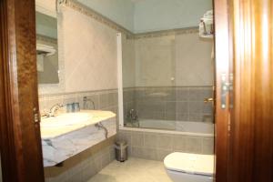 Łazienka w obiekcie Hotel Rural Venta Del Alon