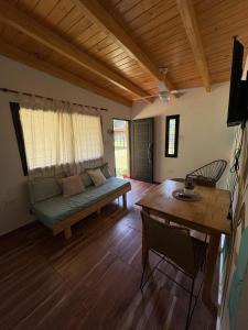 a living room with a couch and a table at Ideal para parejas en Anisacate in Villa Anizacate