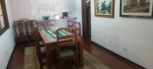 a room with a table and chairs in a room at Quarto Suíte Pitanga in Atibaia