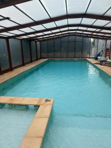 สระว่ายน้ำที่อยู่ใกล้ ๆ หรือใน Gîte entier ou chambres dans parc clos avec piscine