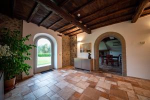 an open living room with an archway and a dining room at Agriturismo I Due Casali in Vetralla