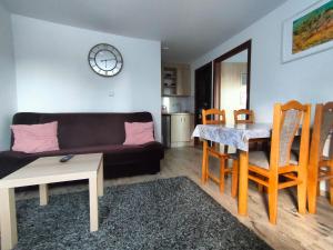 a living room with a couch and a table at Czaple znad popradu in Piwniczna-Zdrój