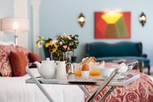 ein Tablett mit Essen auf einem Tisch im Wohnzimmer in der Unterkunft Dear Lisbon - Palace Chiado Suites in Lissabon