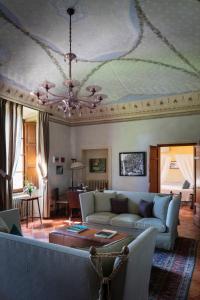 ein Wohnzimmer mit Sofa und Decke in der Unterkunft Borgo Pignano Volterra Tuscany in Pignano
