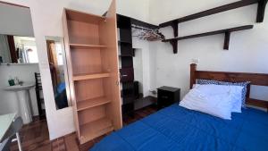 a bedroom with a blue bed and a closet at Casa Kitus in San José