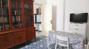 a dining room with a table and a tv at Villa Mary - Apartment in Trani