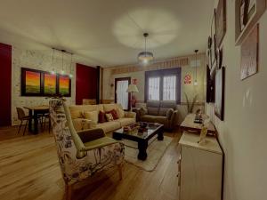 a living room with a couch and a table at Casa Sol del Prado, Cerca De Puy Du Fou in Guadamur