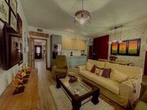 a living room with a couch and a table at Casa Sol del Prado, Cerca De Puy Du Fou in Guadamur