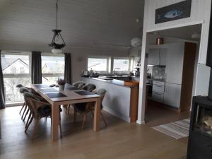 a kitchen and dining room with a table and chairs at Moderne feriehus in Laupstad