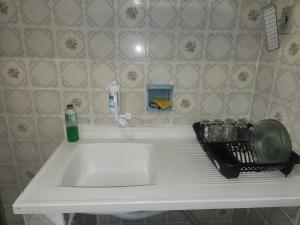 a white sink in a bathroom with a sink at Xaveco hospedagem in Mangaratiba