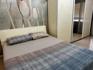 a bed with two pillows on it in a bedroom at Ardbay Apartment in Golem