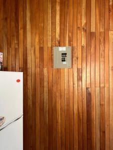 a wall with a switch on a wooden wall at Cabañas Luz de Luna in Llano Grande