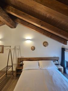 a bedroom with a large bed with wooden ceilings at Rural Cachettes in La Salle