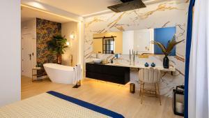 ein Badezimmer mit Badewanne, Waschbecken und Badewanne in der Unterkunft Hotel Zodiaco in Bailén + 47 Fotos