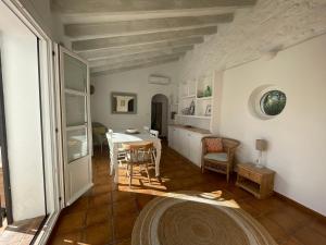 a kitchen and dining room with a table and chairs at Casita Molivent in Parcent