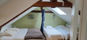 two beds in a room with a attic at Ecluse de la Tindière in Nort-sur-Erdre