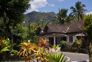 a house with a mountain in the background at Penginapan Homestay Mudiyono Syari'ah in Borobudur
