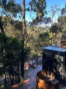 a wooden deck with a hot tub on top of a house at NATU Visconde de Mauá in Itatiaia