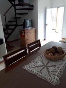 a living room with a table with a bowl on it at Alfonsina 2 in Colón