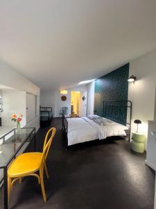 a bedroom with a bed and a table and a chair at Maison Bonnefoy Toulouse in Toulouse