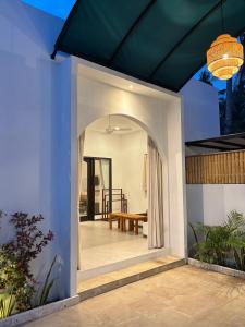 a hallway of a house with a blue wall at White Seeds Boutique Villas in Gili Trawangan