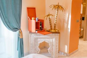 a room with a fireplace with a microwave on it at Suites Romantiques avec Jacuzzi - Marne-La-Vallée - Le Jardin De Vos Secrets in Mouroux