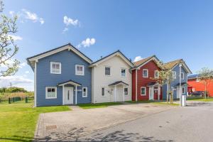 a row of houses on a street at Ferienhaus Kampfläufer in Dagebüll