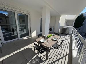 a patio with a table and chairs on a balcony at Appartamento Leon in Roseto degli Abruzzi +16 photos