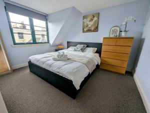 a bedroom with a bed with two towels on it at City Center Gem-4Bd House! in Edinburgh +14 photos