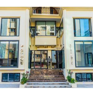 Ein Mann steht im Türrahmen eines Gebäudes in der Unterkunft Hôtel Bachou in Dakar