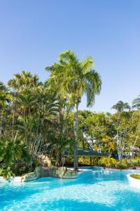 ein Swimmingpool mit Palmen in einem Ferienresort in der Unterkunft Blue JackTar in San Felipe de Puerto Plata + 34 Fotos