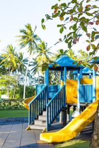 ein Spielplatz mit einer gelben Rutsche und einer blauen Struktur in der Unterkunft Blue JackTar in San Felipe de Puerto Plata
