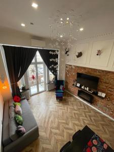 a living room with a couch and a fireplace at Loft z Antresolą i Balkonem w Centrum Łodzi Przystań Jednorożca Klimatyzacja Faktura in Łódź