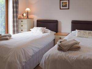 zwei Betten stehen nebeneinander in einem Schlafzimmer in der Unterkunft Oregano - E4483 in Catfield