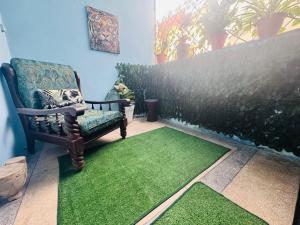 a living room with a chair and a green rug at Le belvédère in Casablanca
