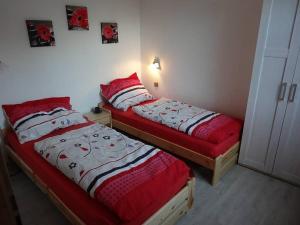 two beds sitting next to each other in a bedroom at Moderni Domek Lipno in Lipno nad Vltavou