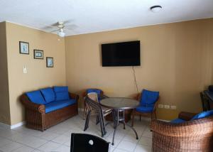 a room with a table and chairs and a tv at Apartamento playa Tonsupa in Tonsupa