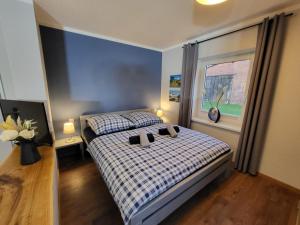 a bedroom with two beds and a window at 15 Vogelnest - Hof Wiesengrund in Parchtitz +32 photos