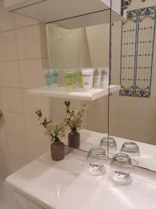 a bathroom with a white sink and a mirror at Bed & breakfast FF rust in Kockengen +35 photos