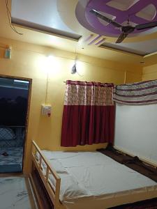 a bedroom with a bed and a ceiling at Hotel Nirmalai Palace Mahur in Māhūr +10 photos