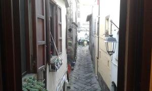 a narrow alley way with buildings and a street light at casa vacanze crochi in Viterbo